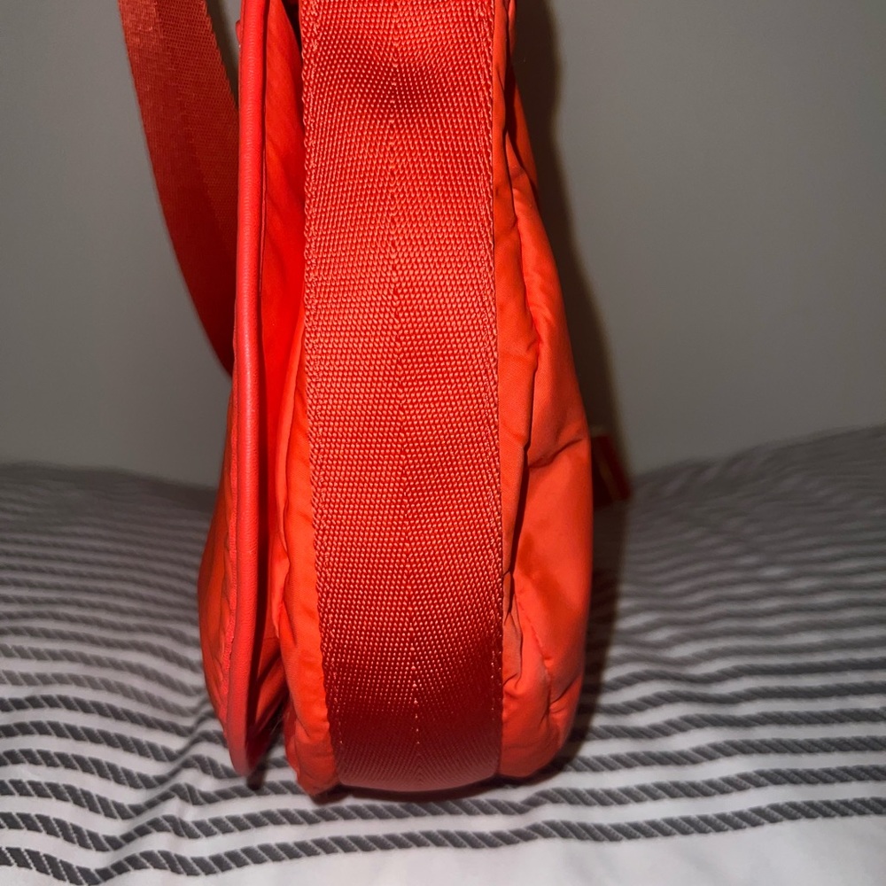 Tory Burch Red Crossbody Bag with Flap Design and Matching Strap - Picture 11 of 16